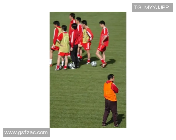 足球明星背影孤独无助的瞬间展现了辉煌背后的落寞与挣扎